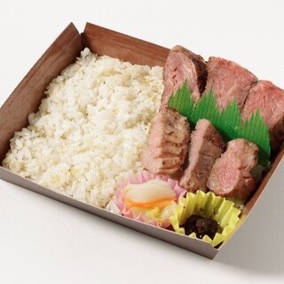 テイクアウト用のお弁当や人気土産「牛タンラー油」もご購入可能