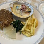 フットレスト - Aランチは、メンチカツとエビとヒラメのトマトチーズ焼き