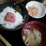 博多もつ鍋 やまや - がめ煮ランチのごはん、お味噌汁、副菜。ごはんに明太子をのせてみましたあ～ヽ(^o^)丿