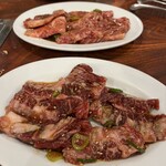 明松館 - 手前がハラミ、奥はカルビ