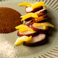 豚トロ肉のグリル　 レッドチリペーストとフルーツのピクルス