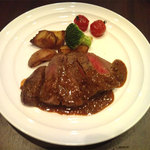 カラオケパセラ  - コース料理１０品中の一つのメイン。 「国産牛フィレ肉のグリル～マスタードオニオンソース～」 