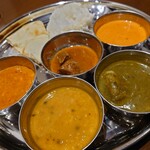 ホテル京阪 - 料理写真:さらりと食べやすいカレー達が6種♪一口ずつ5種とっちゃいました♪全種ちゃんとしてます!