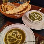 インドレストランバーバンジャーラ - 奥  ほうれん草と豆のカレー  手前 ほうれん草のシーフードカレー