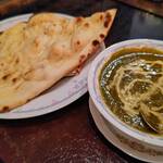 インドレストランバーバンジャーラ - ほうれん草のシーフードカレーとプレーンナン