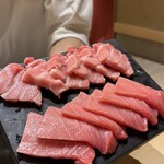 新富 きた福 - 奥から大トロ/中トロ