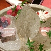 銀平 北新地店 - 氷が主張する造り盛。これで３０００円と考えるとやや割高感は・・・