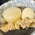 おでんの丸忠 - 大根、牛すじ各250円、卵200円。煮込み方は割とあっさり目です。関西風の塩系の味に練り物の甘味が出てる味ですね。
