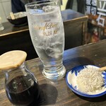 おでんの丸忠 - 酎ハイ470円とお通し。本日はしらすおろしでした。美味