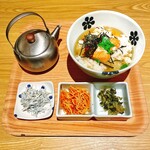 だし茶漬け+肉うどん えん ラスカ平塚店 - ◆(朝食)焼鮭とごま昆布 680円
                                ◆ライス大(無料)
                                ◆(トッピング)釜揚げしらす 150円
                                ※税込