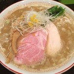 666 - 限定 濃厚煮干中華そば！

かなり好印象だったので終わらないうちに再訪！

サラッとしていてクリーミーなスープ、何時もより分厚いチャーシュー、旨し！

冷やしも始まってますね。

もう少し暑くなってからいただきます！