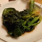 都わすれ - 冬に来ると食べられる雪下ほうれん草…雪の下で糖分と香りをたっぷり蓄えたほうれん草を目の前でささっと湯がいて出汁の効いたつゆを掛けて食べる贅沢です！これうなるほど感動しますよ！