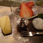 都わすれ - アイス大福　椿見立て