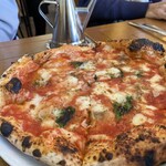 イル ピッチョーネ ドーロ - 石窯で焼いてるピザが美味しいです