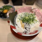豚骨ラーメン専門 大名古屋一番軒 - 白豚骨・麺硬め（800円）＋贅沢卵かけ丼（300円） 