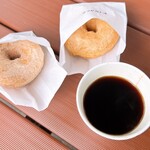 レッサーパンヤ - せっかくなので、まだ揚げたての温かいうちに
      公園のベンチでいただきました♡