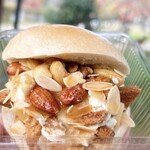 レッサーパンヤ - 塩キャラメルナッツクッキー
             クリームチーズベーグル  520円
      食べ応えも食感も最高です!!