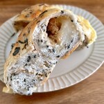 レッサーパンヤ - 胡麻を練りこんだ生地の中に明太子とお餅がin