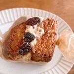 レッサーパンヤ - ラムレーズンクリーム スコーンサンド  420円