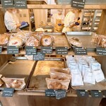 レッサーパンヤ - 定番商品はキッチン側の棚に