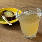 山形座 瀧波 - ウェルカムドリンクのアップルジュース