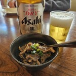 お好み焼き 鉄ちゃん - 砂肝のにんにく醤油漬けと瓶ビール中