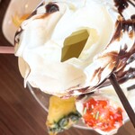 北の珈琲工房　時計台 - 食べ進めてソフトクリームの空洞に救われる