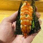 鮨shizuku 西天満 - エビマヨ(手巻き)。中にエビのおぼろのマヨネーズ和えが入ってます。