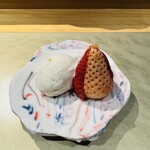 鮨shizuku 西天満 - 伊賀のBerryの苺。絶品です。