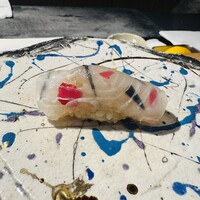 鮨shizuku 西天満 - 錦鯉に見立てたヒラメ