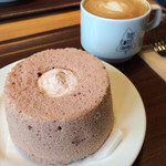 ツリーズ コーヒー カンパニー - ラズベリーのシフォンケーキとカフェラテ