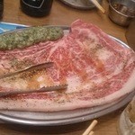 大阪焼肉・ホルモン ふたご - はみ出るカルビ