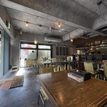 松本メーヤウ - テーブル席24席・カウンター４席の店内