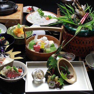 四季折々の味覚が堪能できる華やかな《京懐石》のコース