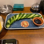 隠れ酒場ともしび3rd 海鮮と炭火鶏焼 - きゅうり一本漬け