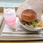 カフェ イソミ テラス - 麩っくらバーガー、春色サイダー