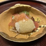 京味 もと井 - 先付け　山菜とモンゴウイカのいちごソース　酸味がさっぱりと