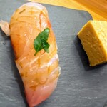 須佐 - 築地風玉子焼き
      鯛の昆布締め握り