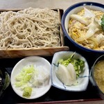 みのりや - 料理写真:親子丼セット@1,000円  細くて喉越しの良いそばにちょい甘めのツユ。ボリュームも十分。親子丼はあっさり目の味付けで食べ疲れなし。お新香がうますぎる