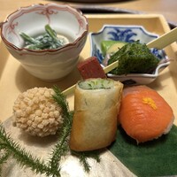京味 もと井 - 8寸　百合根、赤こんにゃく、ホタテの青のり、じゃがいもも春巻き、手毬寿司、春菊と胡桃の白和えマスカルポーネチーズ、サヤエンドウとホタルイカ酢味噌和え