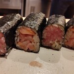 すしやのたい悟 - エシャトロ巻と赤貝の紐巻き