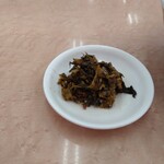山小屋 志免店 - 辛子高菜はそんなに辛くなくて、旨辛な感じです。