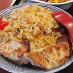 玉龍苑 - 焼き飯に餃子を乗せてみました