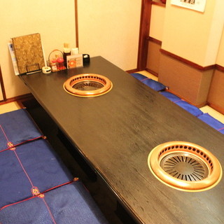 We have a sunken kotatsu that can accommodate up to 30 people.