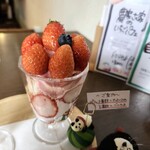 てんとう虫。 - あっま～い苺がミニパフェとはいえドドンッ!と乗っています＼(^^)／