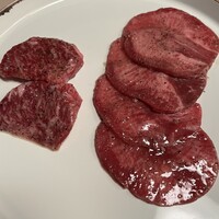 焼肉矢澤 京都 - 左ハラミ、右タン