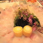 丸安 - てっさ　中心は河豚の腸にネギを詰めた物