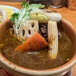 からかうあ - 牛すねきのこカレー・本日の野菜のせ（1650円）