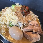 RAMEN HITONI YASASHIKU - 【国産豚ラーメン＝tp全マシ×ニラ辛sv味付玉子】