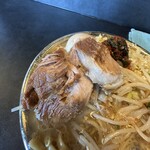 RAMEN HITONI YASASHIKU - 【国産豚ラーメン＝肉塊】